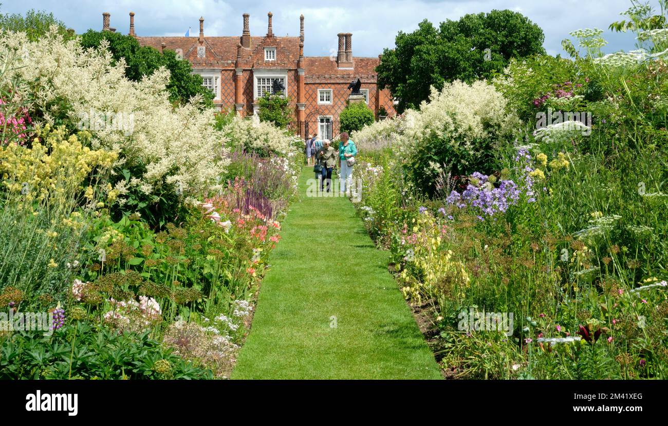 Paysage d'été vue sur les frontières herbacées dans le Helmingham Hall et les jardins du Suffolk Banque D'Images