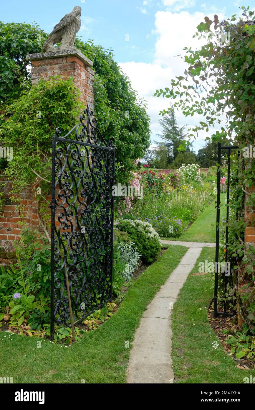 Entrée en métal ornée aux jardins du Helmingham Hall vue portrait Banque D'Images