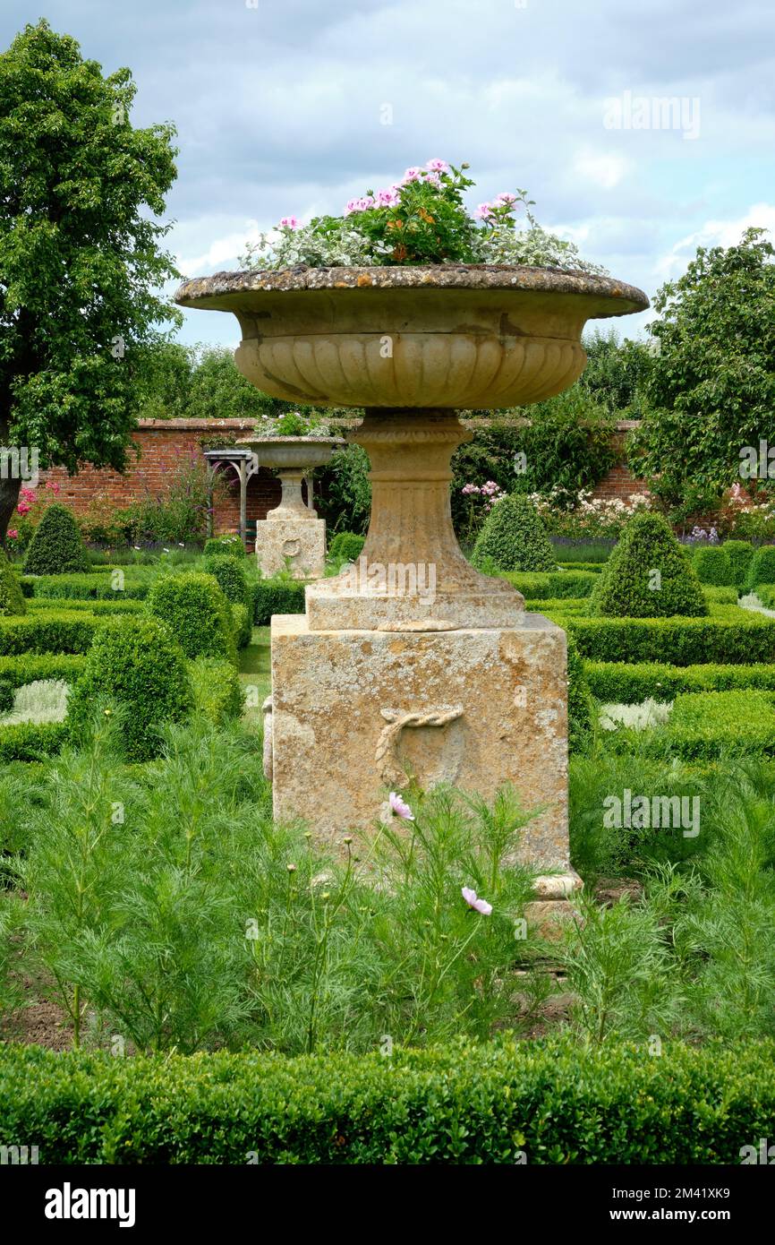 Grande urne en pierre plantée dans le parc Helmingham Hall Gardens vue portrait Banque D'Images