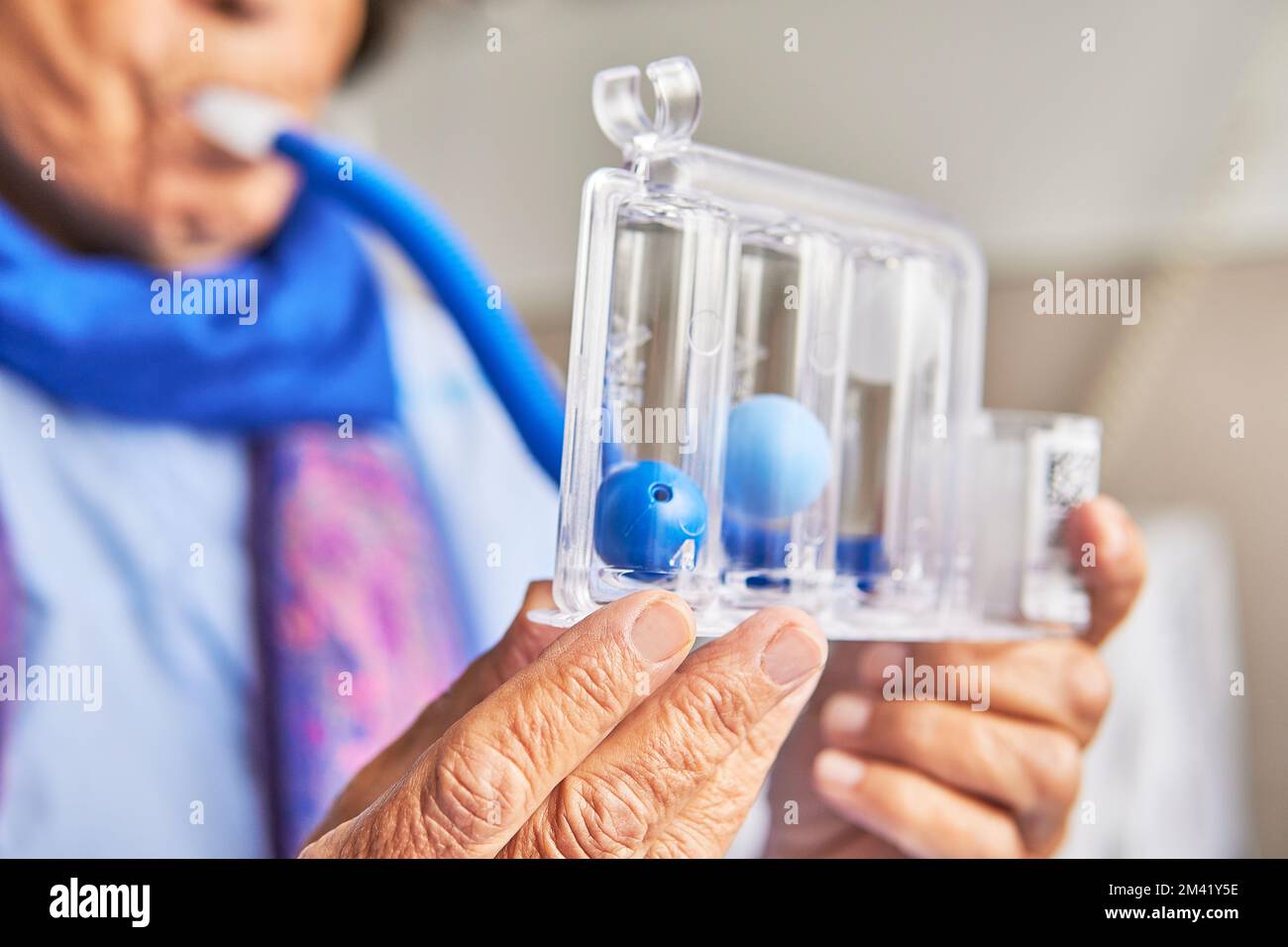 gros plan du spiromètre pour les exercices de respiration. femme âgée en chambre d'hôpital pratiquant avec le spiromètre Banque D'Images