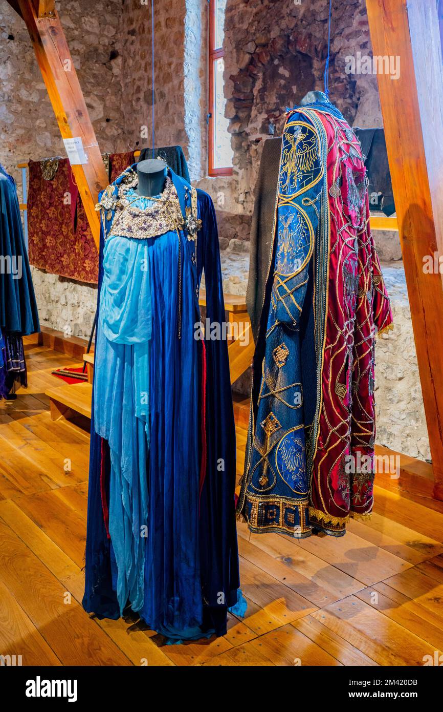 Golubac, Serbie - 1 septembre 2021: Costumes médiévaux serbes traditionnels sur l'exposition Nemanjici - né du Royaume par l'auteur Petar Djinovic. NEMA Banque D'Images