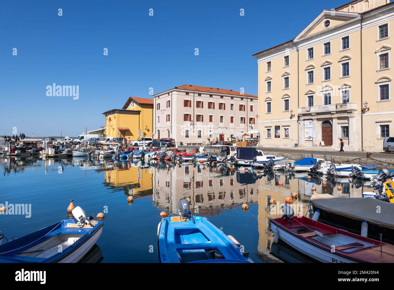 Ville de Piran en Slovénie, à partir de la droite : bâtiment de l'Université EMUNI, aquarium et théâtre Tartini à la marina. Banque D'Images