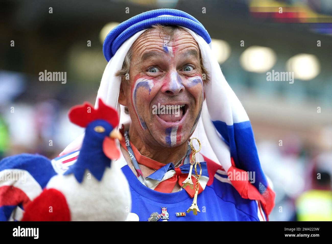 Un fan de France tient un jouet de rooster gaulois avant la finale de la  coupe