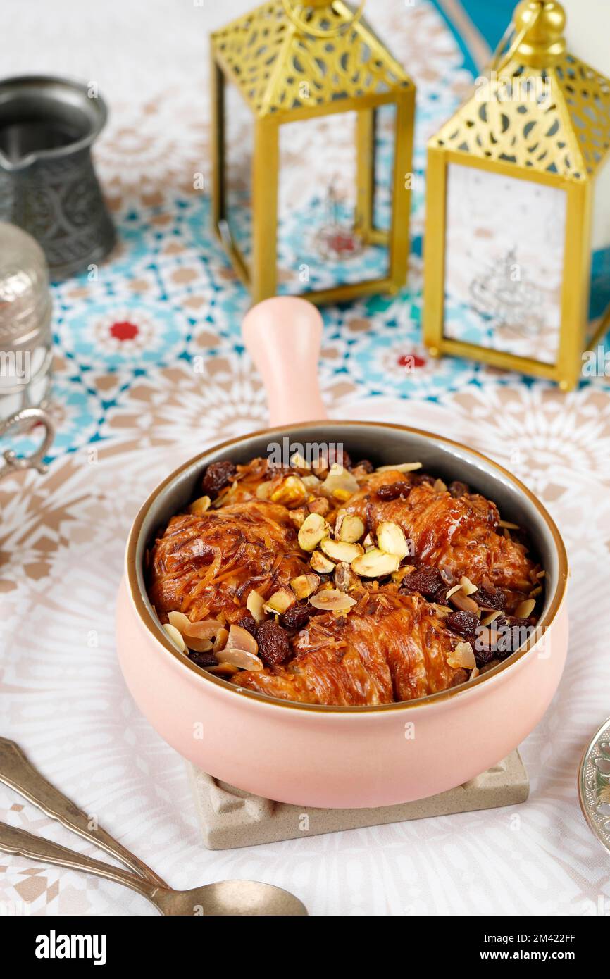 UM Ali ou Om Ali, qui signifie la mère d'Ali. Il s'agit d'un dessert traditionnel de l'est à base de pain, de lait et de quelques noix. Banque D'Images