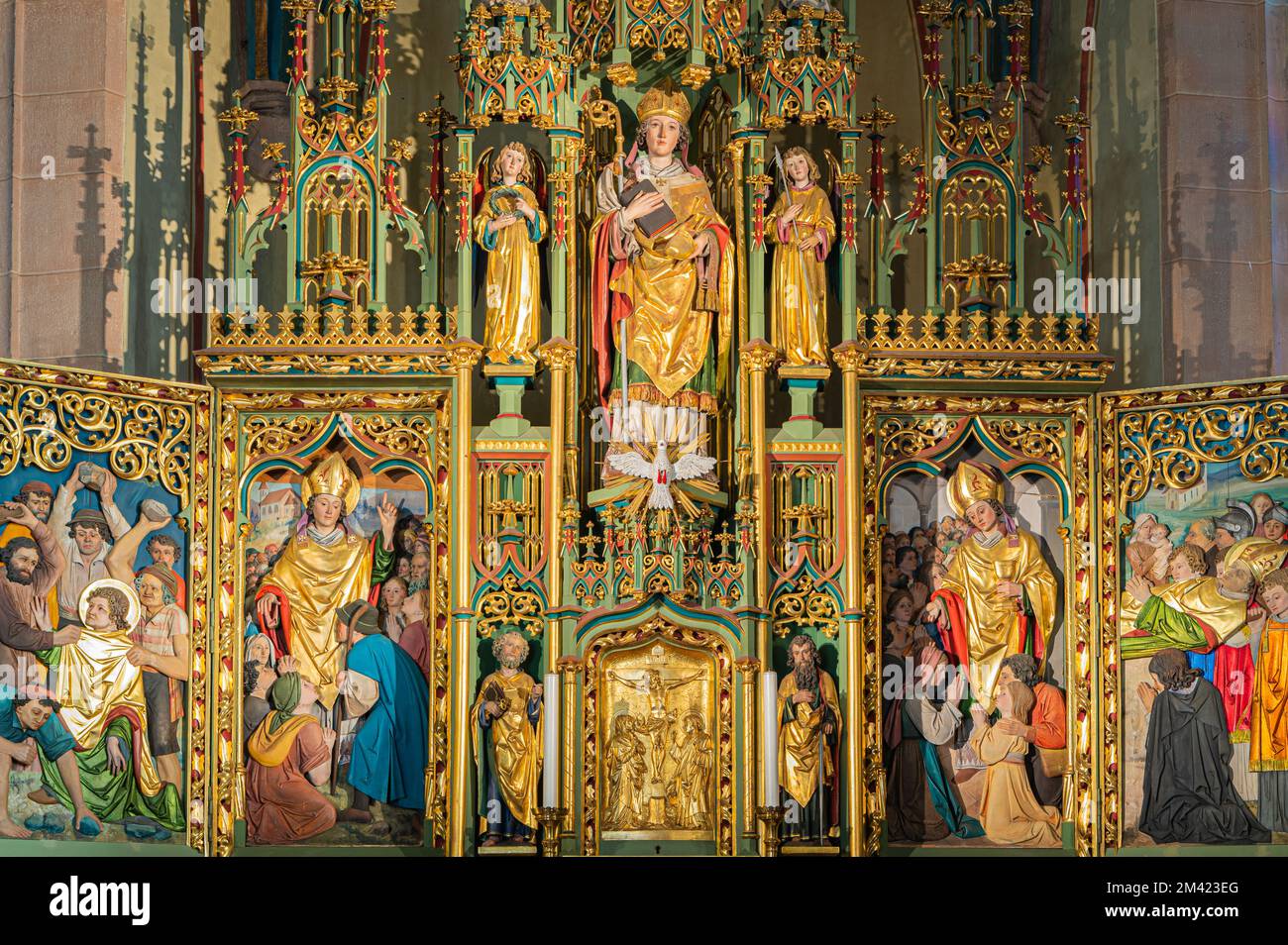 Intérieur de l'Église Vigile' à Altenburg/Castelvecchio - Kaltern - vue sur l'autel ailé, une œuvre d'art néo-gothique - Caldaro, Tyrol du Sud, Italie Banque D'Images