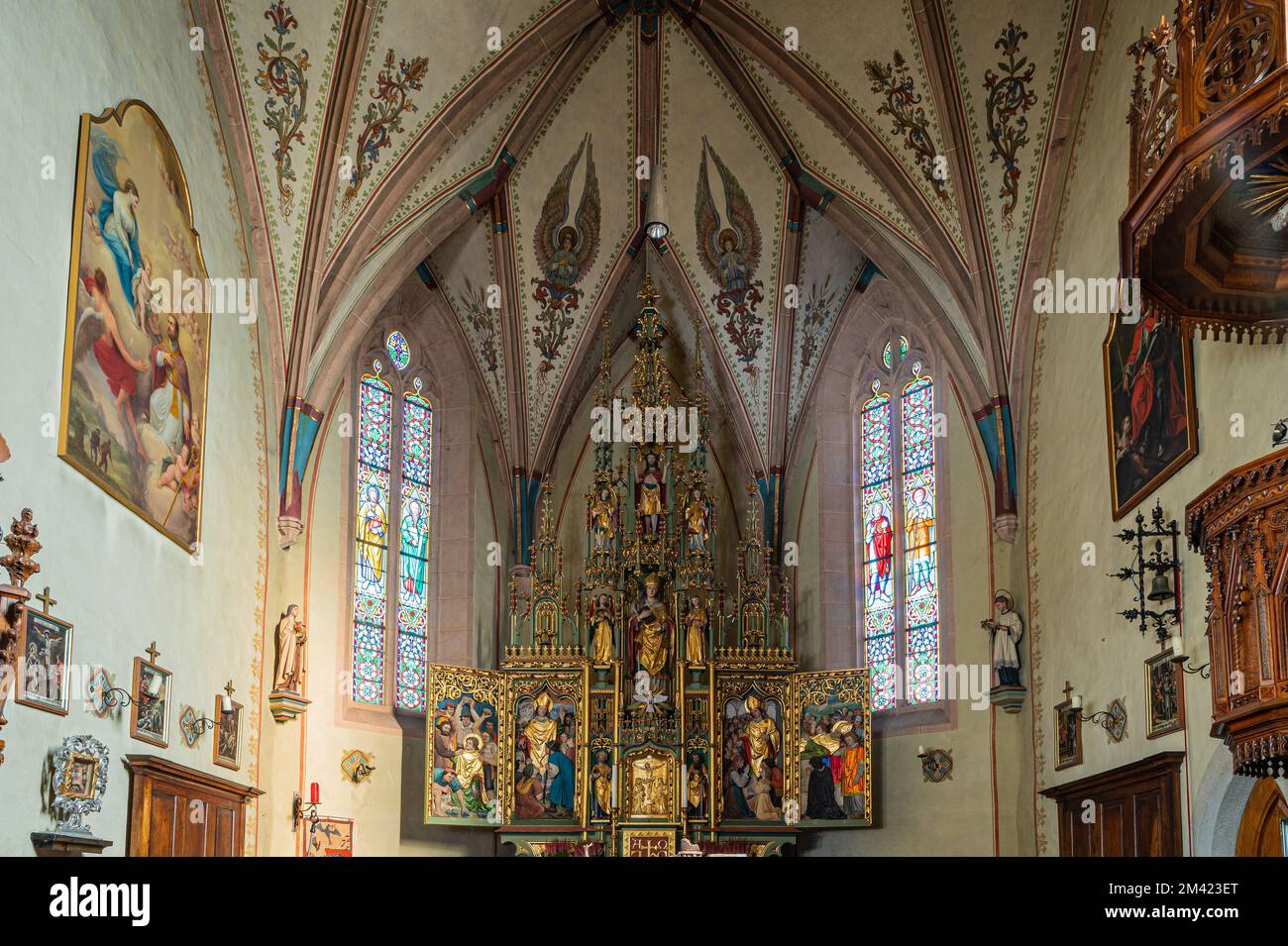 Intérieur de l'Église Vigile' à Altenburg/Castelvecchio - Kaltern - vue sur l'autel ailé, une œuvre d'art néo-gothique - Caldaro, Tyrol du Sud, Italie Banque D'Images