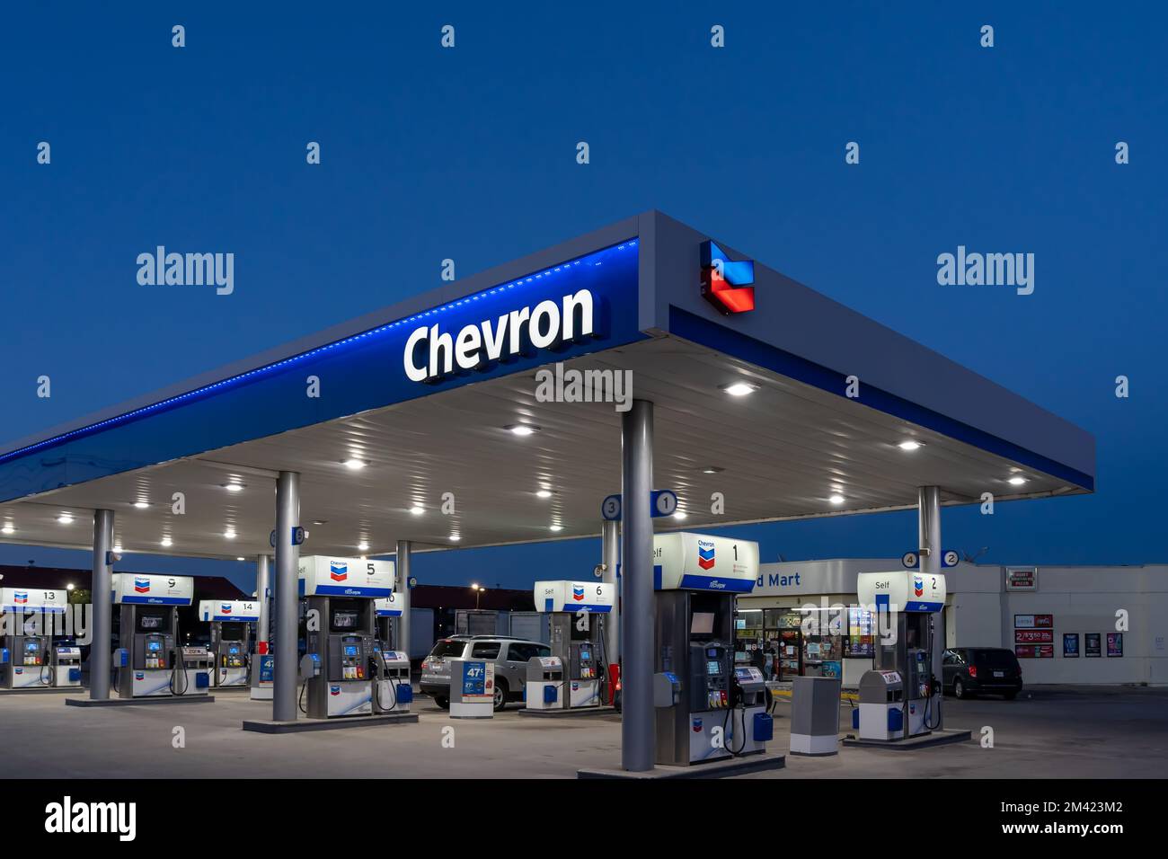 Vue nocturne du panneau de la station-service Chevron. Banque D'Images Vue nocturne du panneau de la station-service Chevron. Banque D'Images