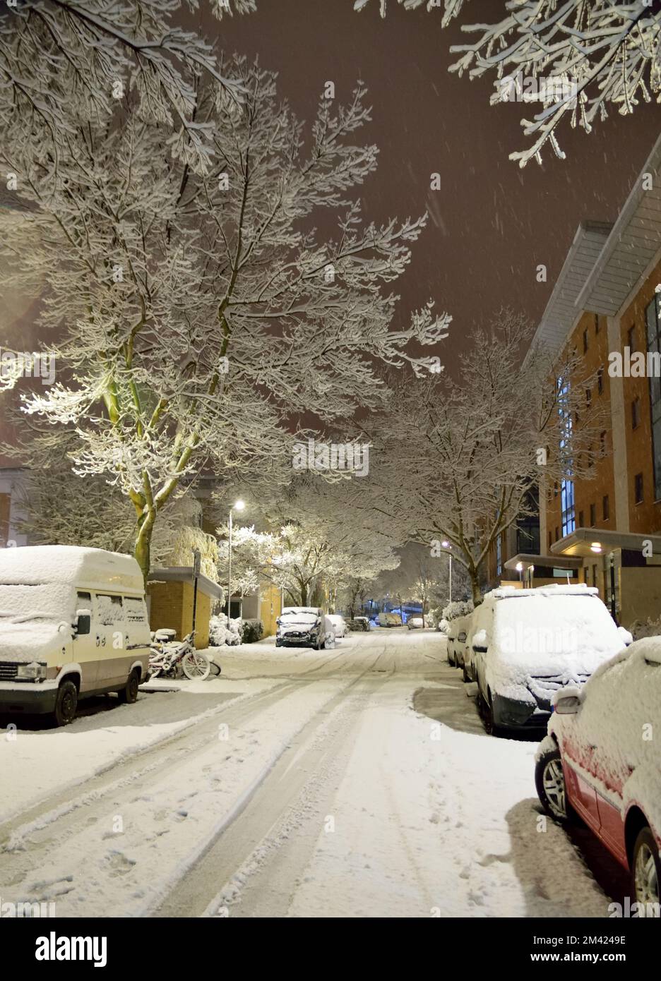 Rue résidentielle enneigée à Londres - 11th décembre 2022 Banque D'Images