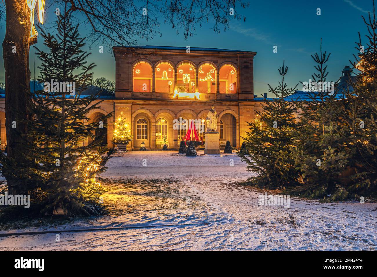BAD KISSINGEN, BAVIÈRE, ALLEMAGNE - VERS DÉCEMBRE 2022: Kurgarten et Regentenbau de Bad Kissingen avec la décoration de Noël. Bad Kissingen, Bavar Banque D'Images