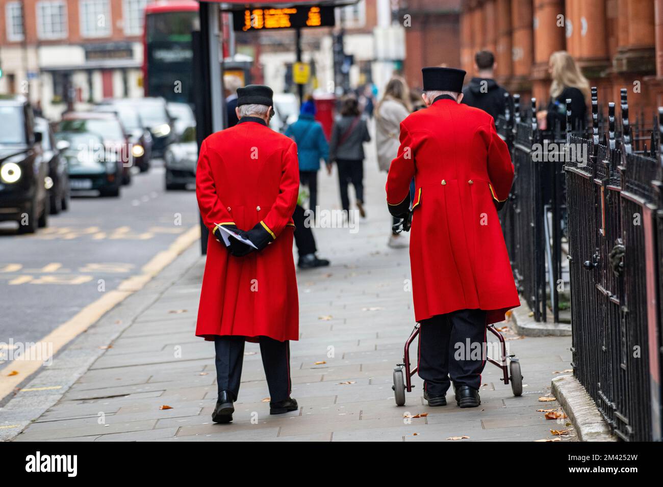 Les pensionnés de Chelsea retournent à l'Hôpital Royal de Chelsea après un service du dimanche du souvenir à Sloane Square Banque D'Images