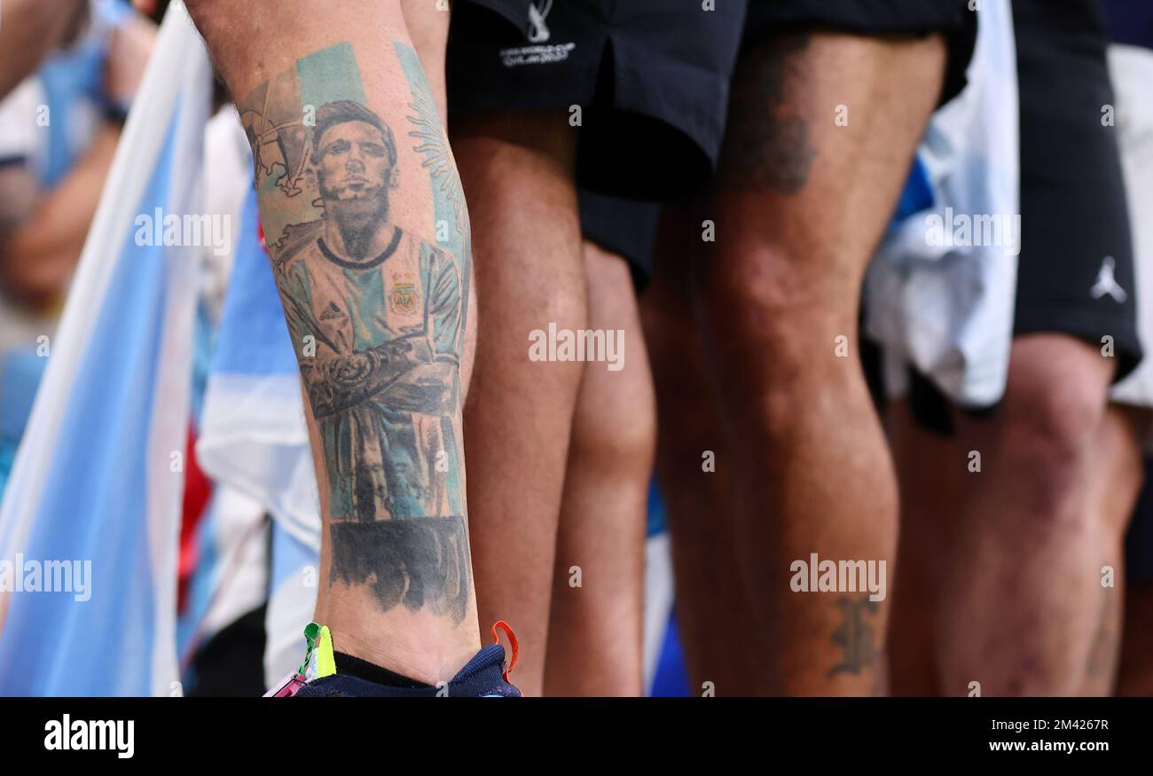 Doha, Qatar, 18th décembre 2022. Argentine fans avec tatouage Messi pendant le match de la coupe du monde de la FIFA 2022 au stade Lusail, Doha. Crédit photo à lire : David Klein / crédit sportif : Sportimage / Alamy Live News / Alamy Live News / Alamy Live News crédit : Sportimage / Alamy Live News Banque D'Images