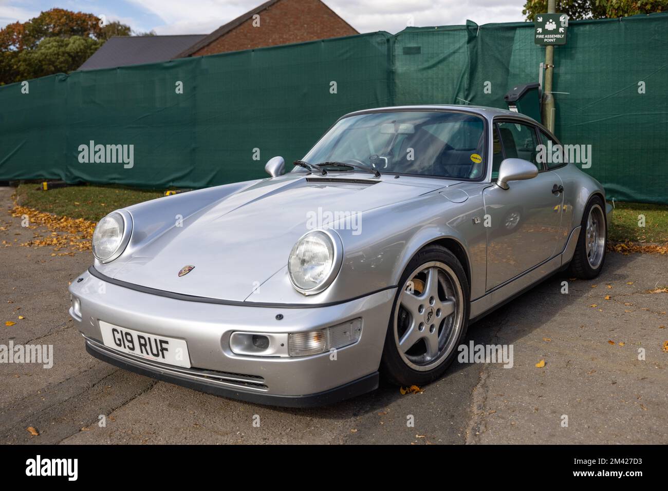 1990 Porsche 911 Carrera 4 'G19 RUF' exposée au Scramble d'octobre qui s'est tenu au Bicester Heritage Centre le 9th octobre 2022. Banque D'Images