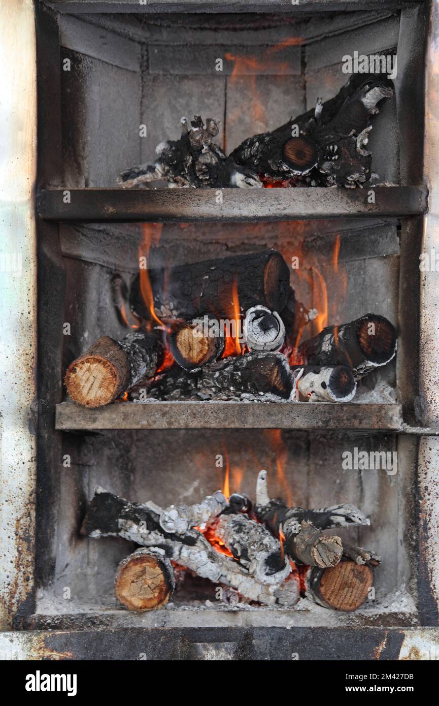 Des bûches de feu à l'extérieur d'un café au festival kurde du nouvel an de Newroz du printemps, dans le district de sur, Diyarbakir, dans le sud-est de la Turquie Banque D'Images