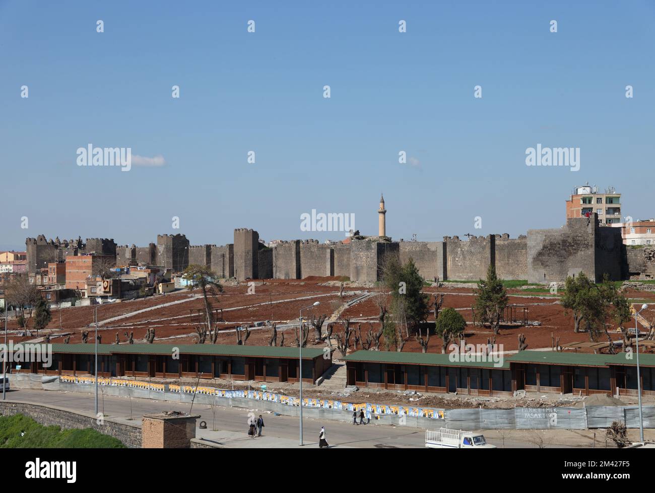 Vieux basalte murs de la ville au-dessus de la rivière Tigris, Diyarbakir, Turquie du Sud-est Banque D'Images