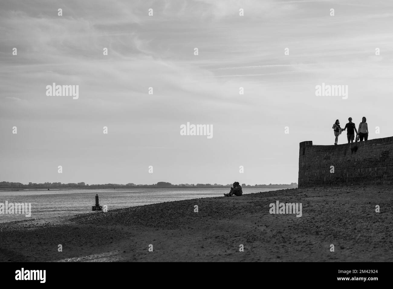 Les familles profitent du soleil en soirée sur la promenade du Crotoy, Picardie. Banque D'Images