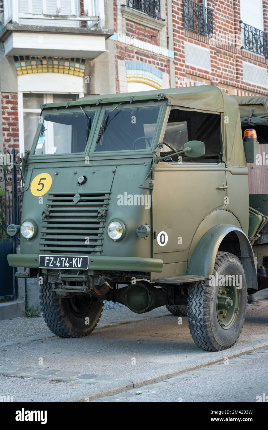 Un véhicule militaire stationné dans la rue au Crotoy. Banque D'Images