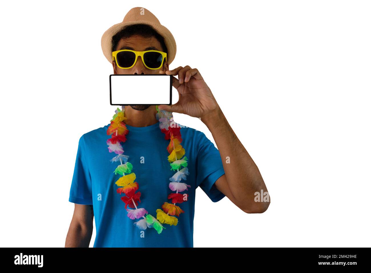 Beau Jeune Noir Homme avec des lunettes vêtues pour le carnaval du Brésil. Homme heureux avec drapeau. Banque D'Images