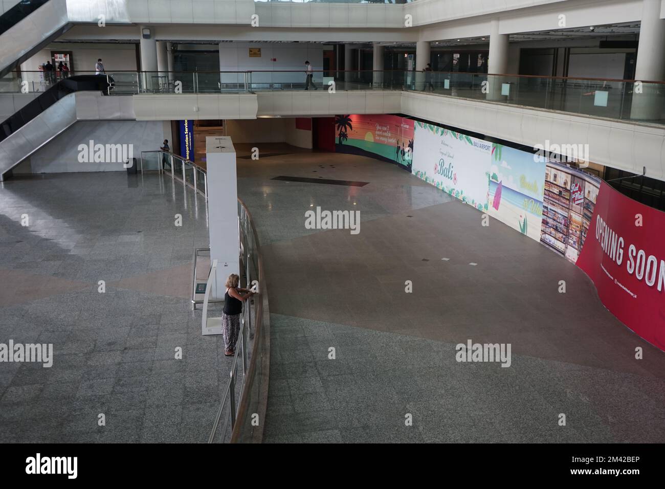 BADUNG, OCT 26 2021: L'aéroport international Ngurah Rai de Bali qui semble déserté pendant l'ère des restrictions COVID-19. Il n'y a que 1 personnes dans un Banque D'Images