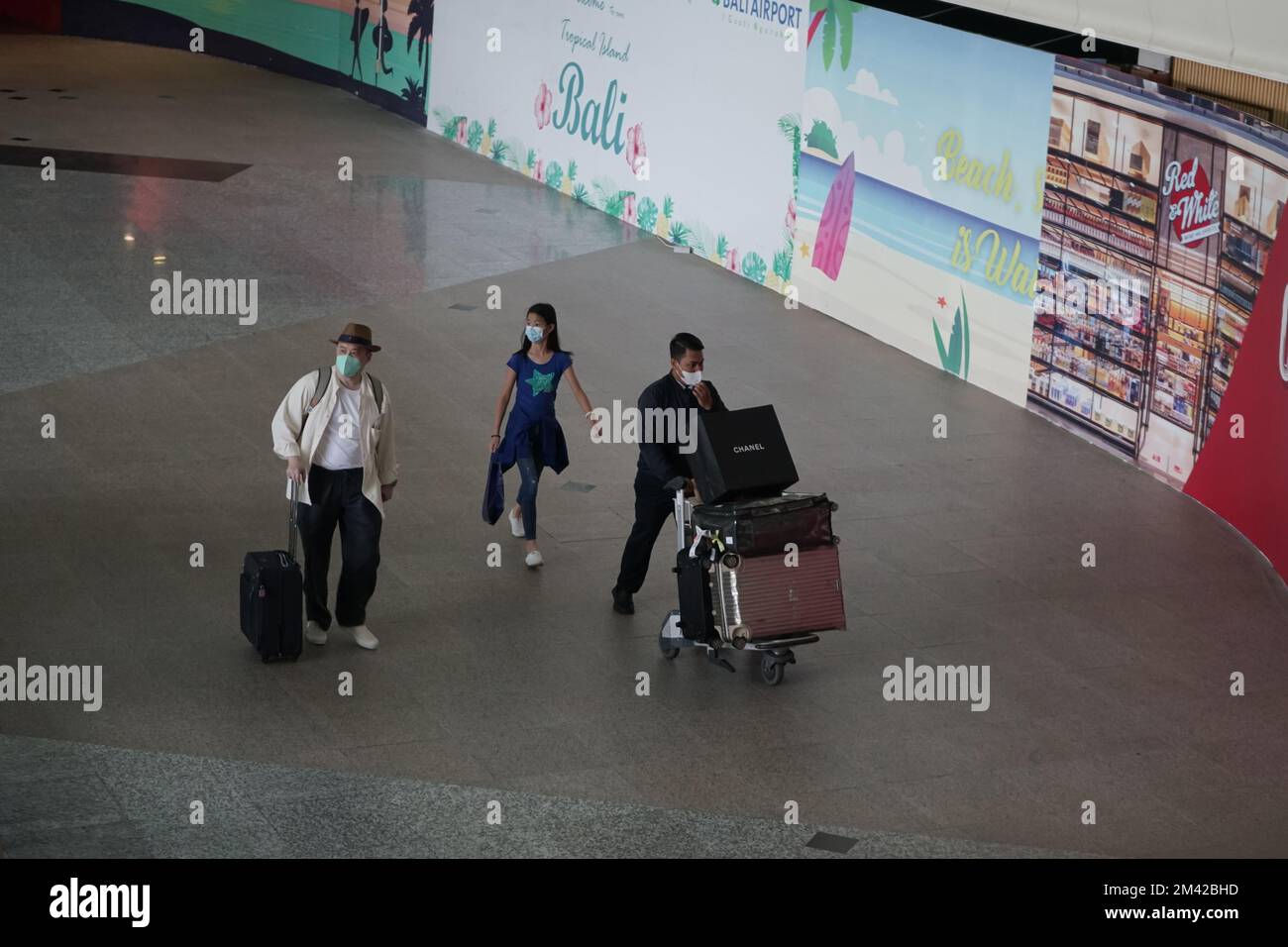 BADUNG, OCT 26 2021: L'aéroport international Ngurah Rai de Bali qui semble déserté pendant l'ère des restrictions COVID-19. Il y a quelques personnes dans un Banque D'Images