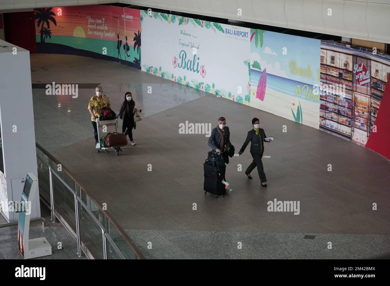 BADUNG, OCT 26 2021: L'aéroport international Ngurah Rai de Bali qui semble déserté pendant l'ère des restrictions COVID-19. Il y a quelques personnes dans un Banque D'Images