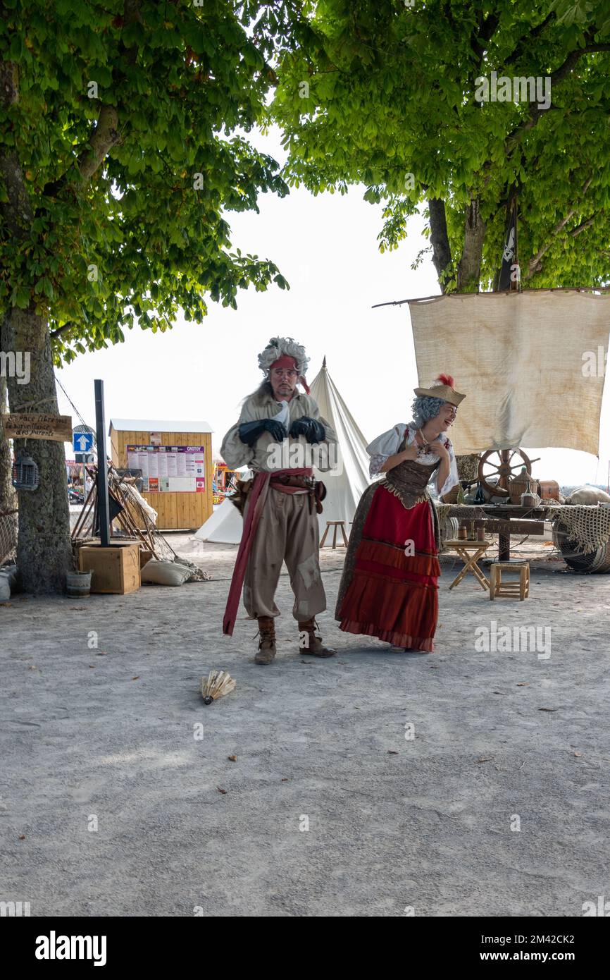 Des artistes de rue effectuant un mariage de pirate dans le cadre du festival de pirate au Crotoy, Picardie, France Banque D'Images
