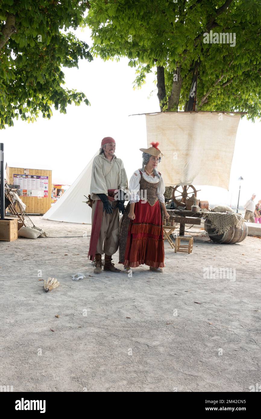 Des artistes de rue effectuant un mariage de pirate dans le cadre du festival de pirate au Crotoy, Picardie, France Banque D'Images
