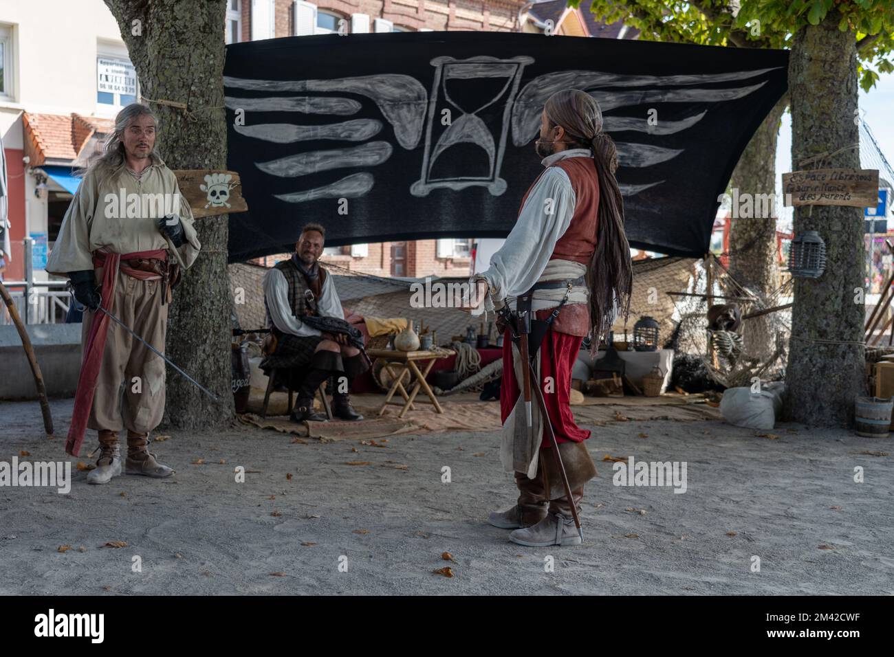 Des artistes de rue effectuant un mariage de pirate dans le cadre du festival de pirate au Crotoy, Picardie, France Banque D'Images