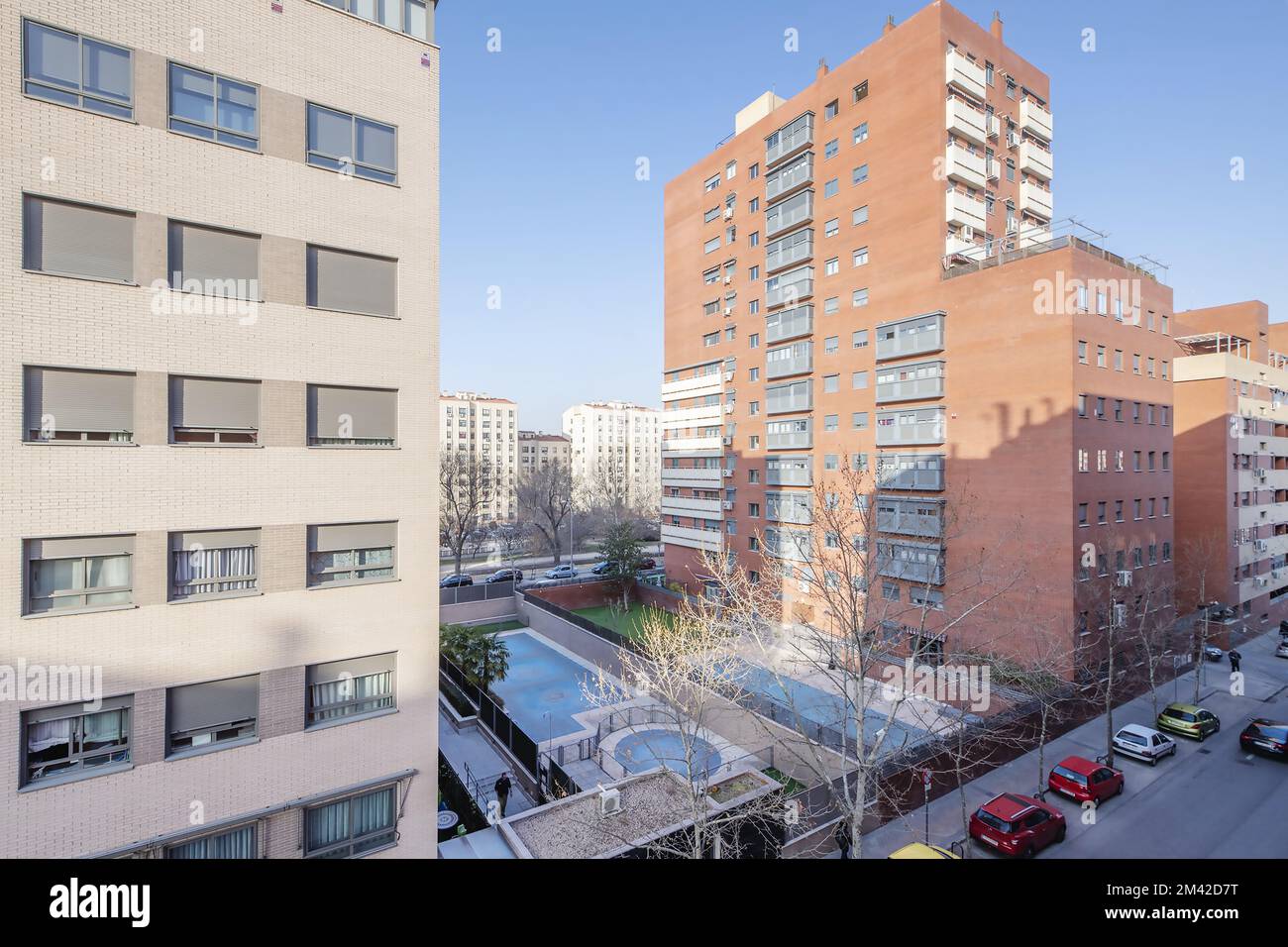 Vues sur les bâtiments résidentiels urbains d'architecture brutaliste avec piscines et espaces de loisirs communs dans les cours Banque D'Images