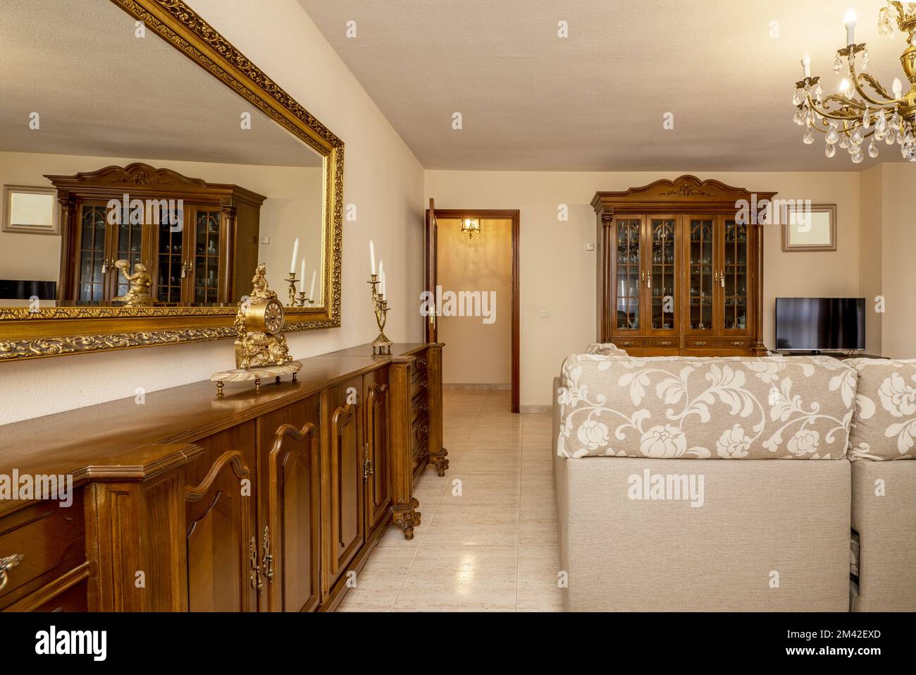 Salle de séjour rococo classique au mobilier en bois et miroirs encadrés de dorures Banque D'Images