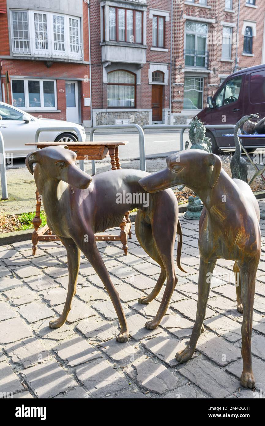 Tongeren. Limbourg - Belgique 13-02-2022. Chiens de chasse figurines en métal en vente au marché aux puces Banque D'Images