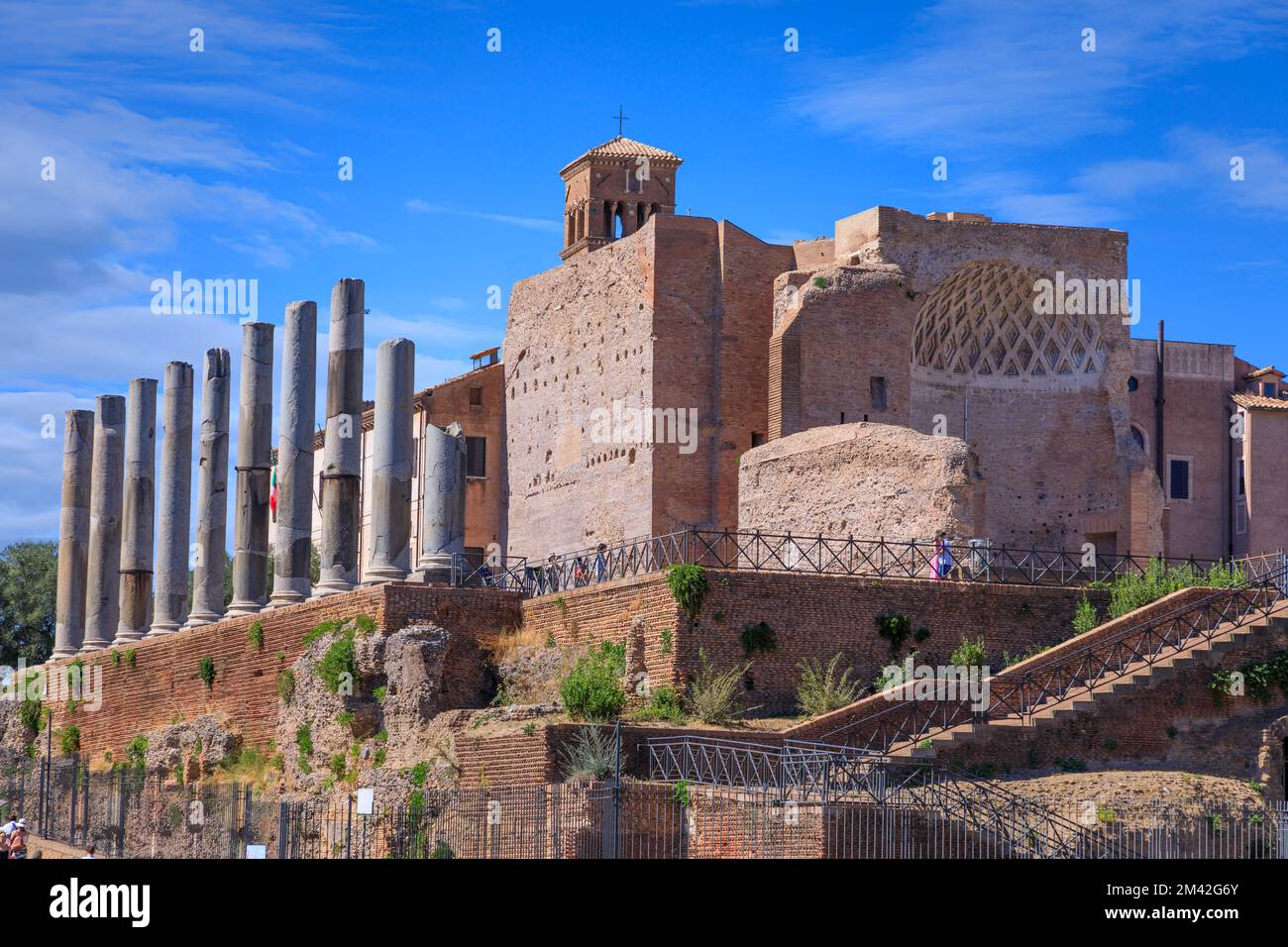 Vue urbaine de Rome, Italie : le Temple de Vénus et de Rome sur la colline de Velian. Banque D'Images