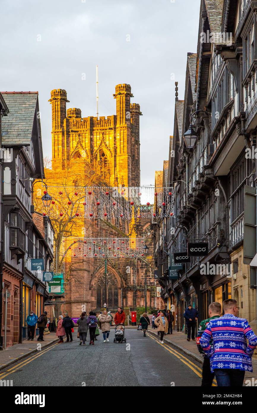 Vue sur la cathédrale de Chester le long de St Werburgh Street pendant les lumières de Noël avec les gens shopping de Noël Banque D'Images