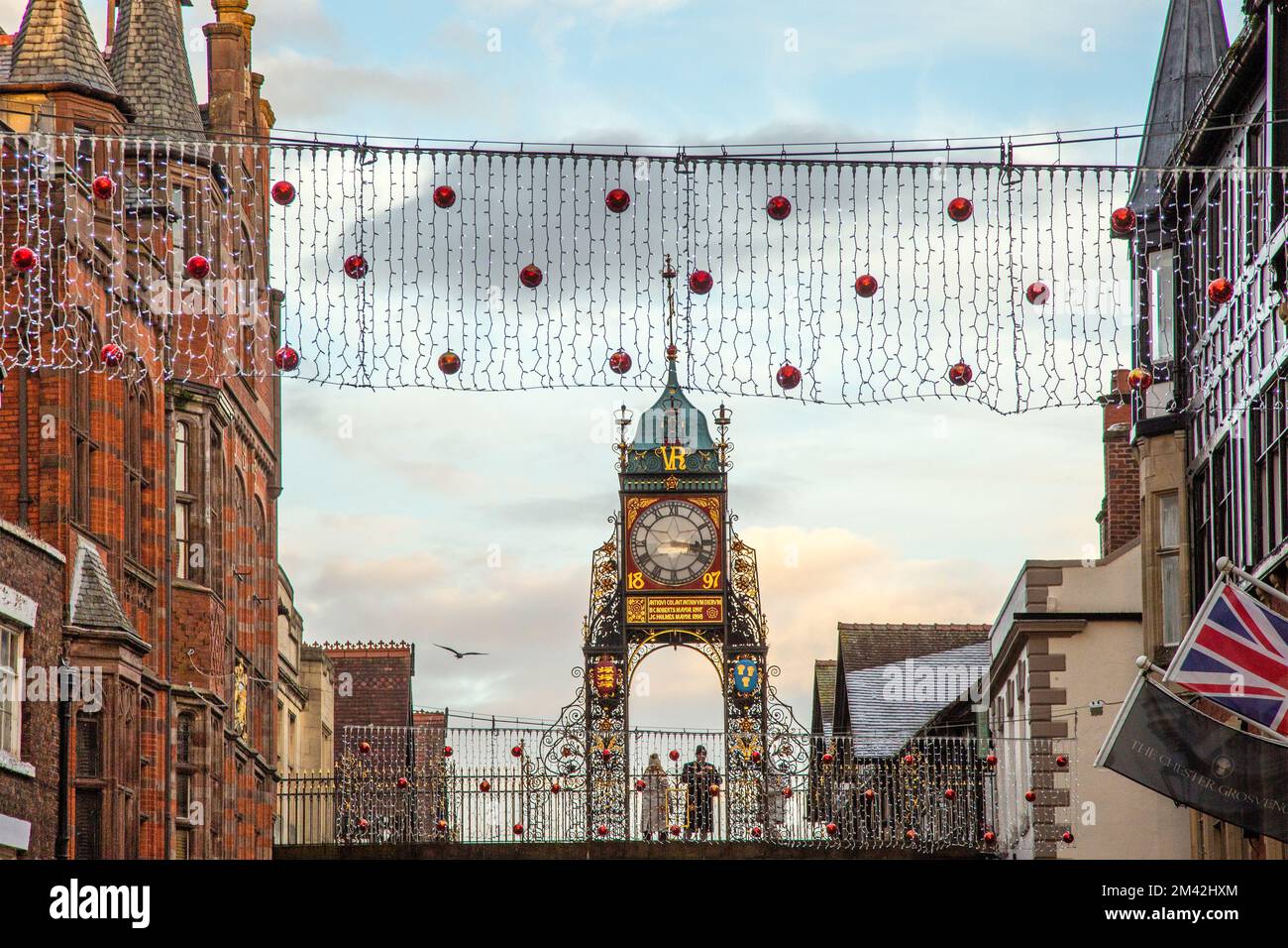 Vue sur l'horloge victorienne Eastgate et la tour de l'horloge se tenant sur les murs de la ville romaine dans Eastgate Street Chester pendant les lumières de Noël de 2022 Banque D'Images