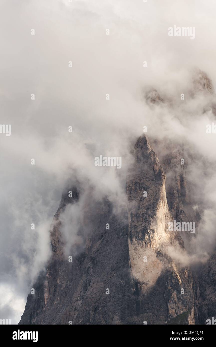 Vue sur le groupe Sella en une journée nuageux - Val Gardena, Dolomites Banque D'Images
