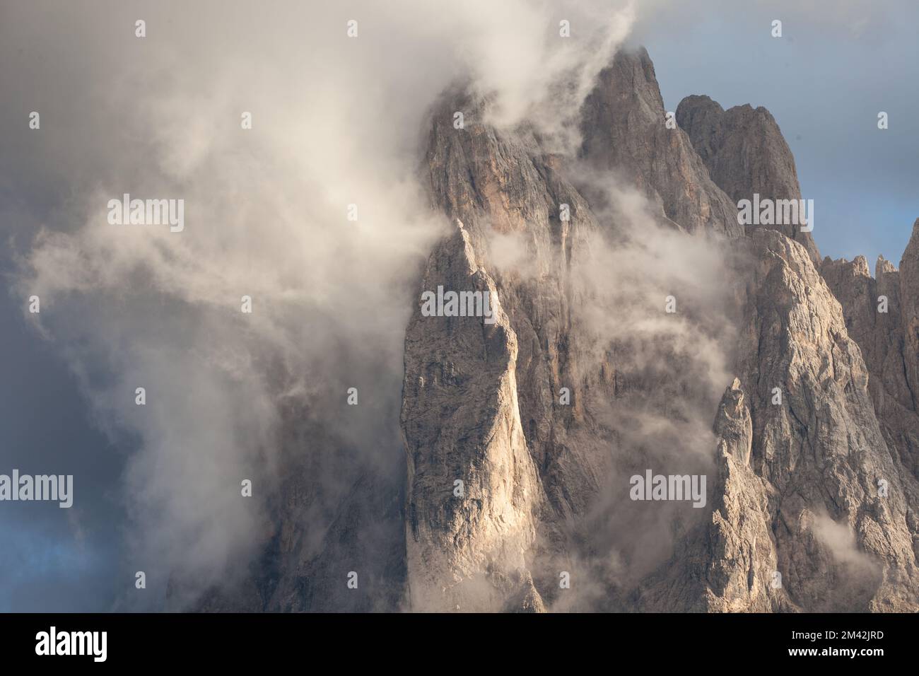 Vue sur le groupe Sella en une journée nuageux - Val Gardena, Dolomites Banque D'Images