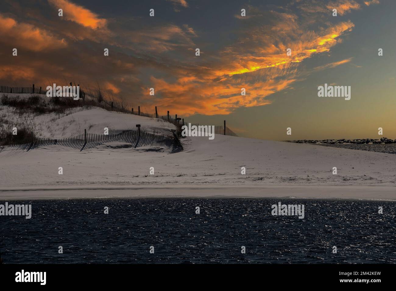 Coucher de soleil sur une plage de sable blanc à destin, Floride. Banque D'Images