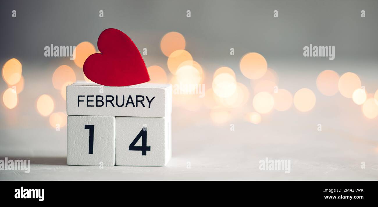 Petit coeur rouge sur des blocs de calendrier en bois. La Saint-Valentin Banque D'Images