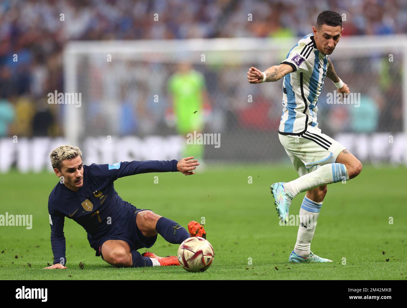 Doha, Qatar, 18th décembre 2022. Antoine Griezmann, de France, se porte aux défenses d'Angel Di Maria, d'Argentine, lors du match de la coupe du monde de la FIFA 2022 au stade Lusail, Doha. Le crédit photo devrait se lire: David Klein / Sportimage crédit: Sportimage / Alay Live News Banque D'Images