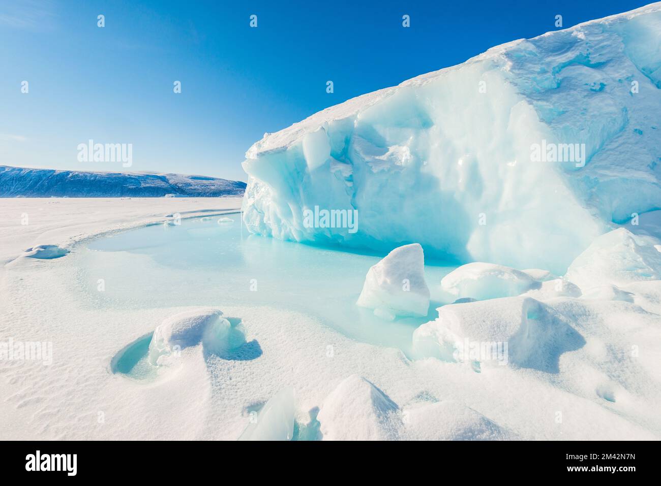 Glace berg sur la mer gelée au soleil. Groenland Banque D'Images