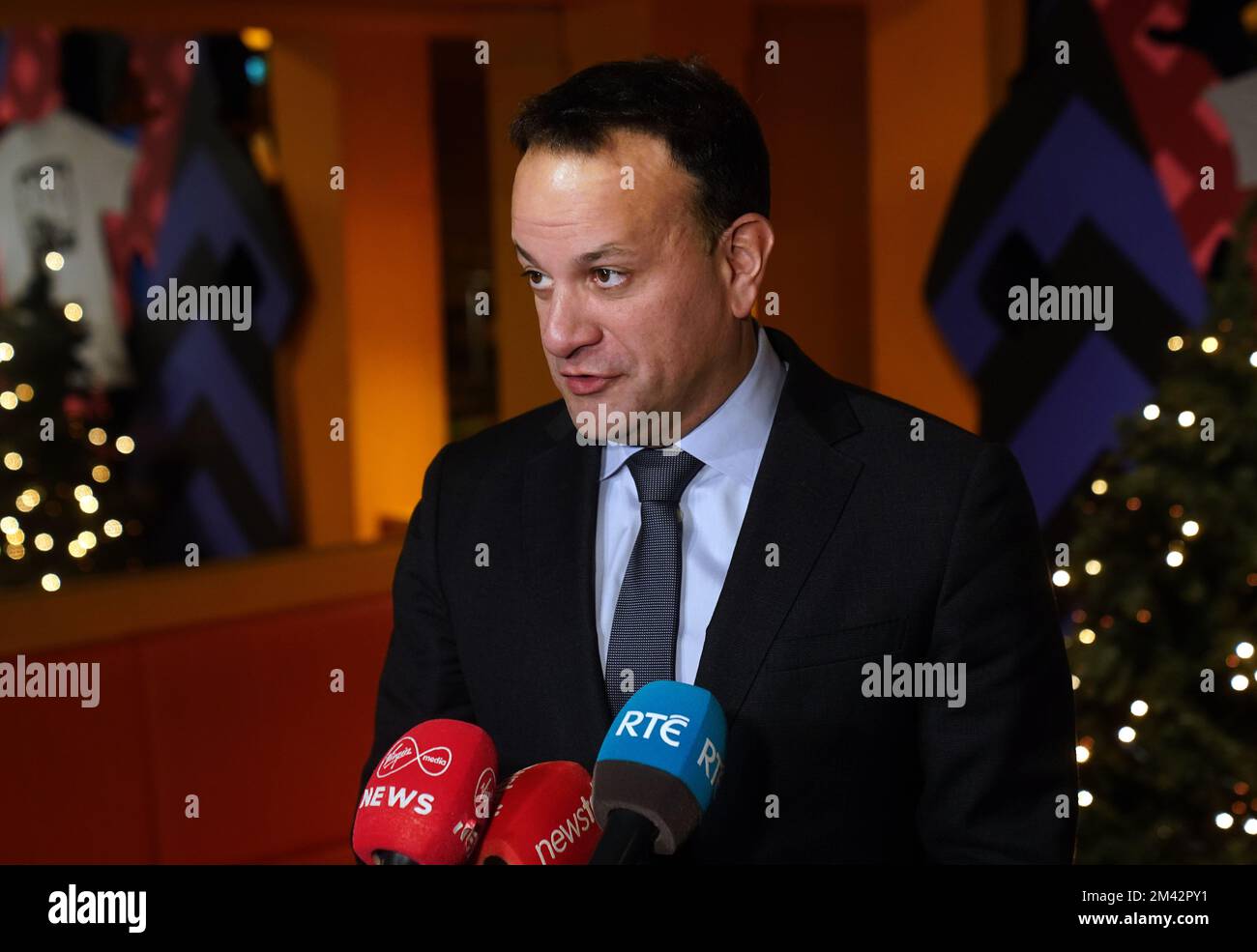 Taoiseach Leo Varadkar s'adressant aux médias alors qu'il assiste à un déjeuner de Noël organisé à l'intention des femmes et des enfants ukrainiens à Vicar Street, Dublin. Plus de 100 membres de la communauté ukrainienne d'Irlande se sont réunis pour un déjeuner très spécial organisé par Harry Crosbie à son lieu de Vicar St, en collaboration avec la Croix-Rouge irlandaise et le groupe représentant Ukrainian action en Irlande. Date de la photo: Dimanche 18 décembre 2022. Banque D'Images