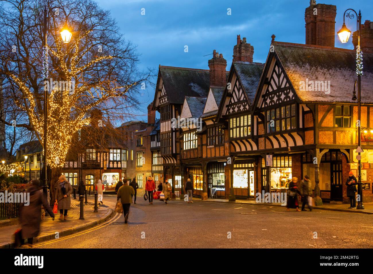 Shopping de Noël dans la ville Cheshire de Chester au crépuscule Banque D'Images