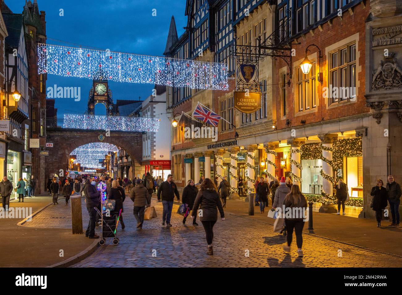 Shopping de Noël dans la ville Cheshire de Chester au crépuscule Banque D'Images