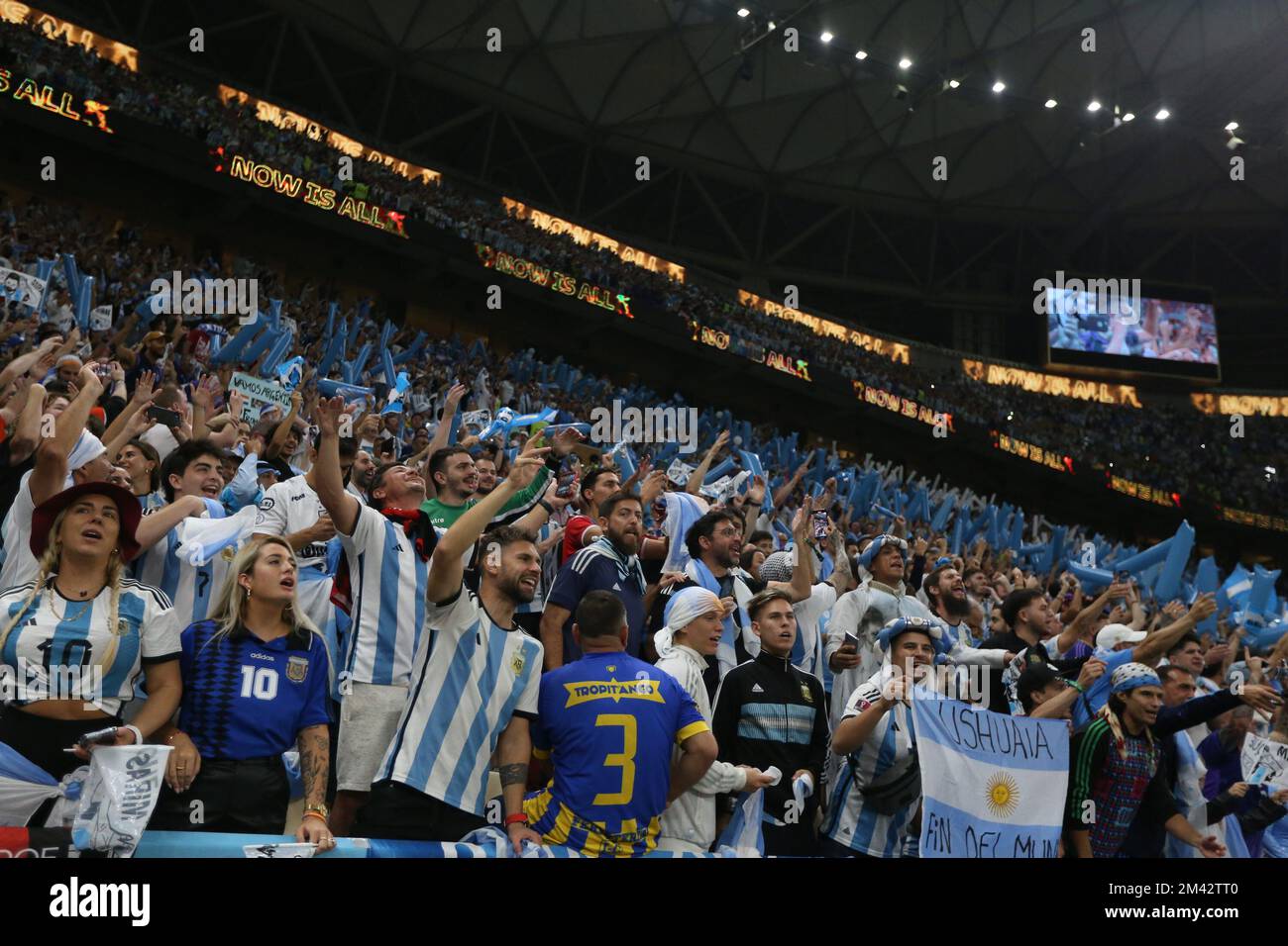 LUSAIL, QATAR - DÉCEMBRE 18 : les supporters de l'Argentine célèbrent lors de la coupe du monde de la FIFA, Qatar 2022 finale match entre l'Argentine et la France au stade Lusail sur 18 décembre 2022 à Lusail, Qatar. (Photo de Florencia Tan Jun/PxImages) crédit: PX Images/Alamy Live News Banque D'Images