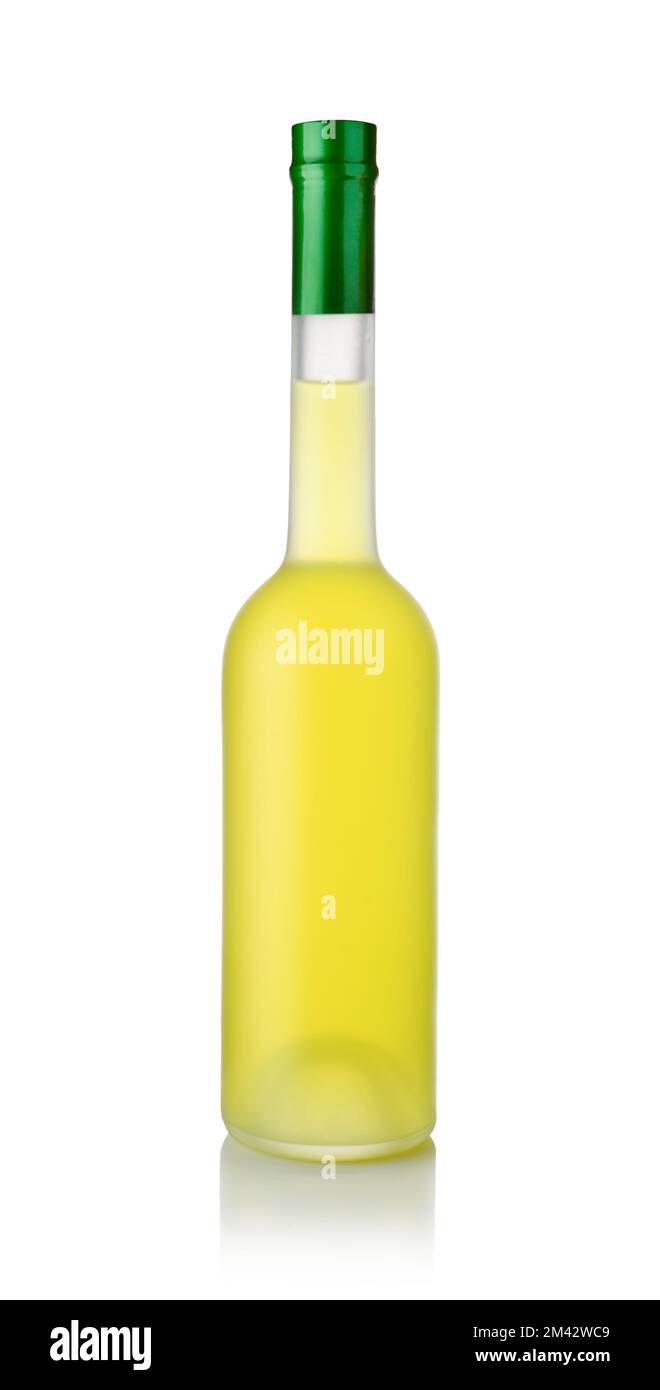 Liqueur italienne de limoncello dans une bouteille de verre isolée sur blanc. Banque D'Images
