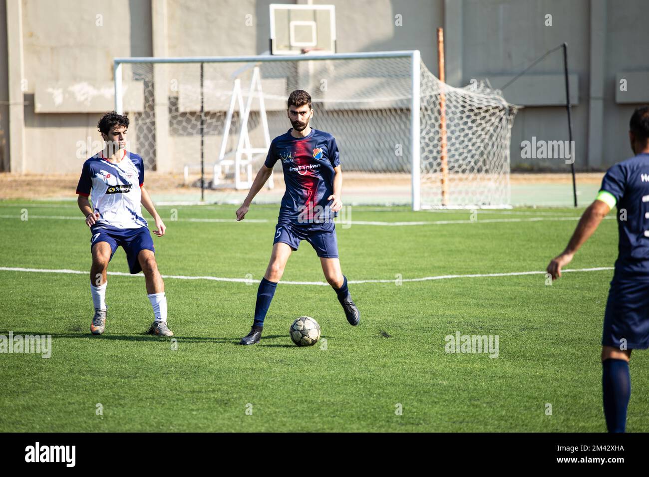 La célèbre équipe de football Homenetmen Bourj Hammoud joue au football par temps ensoleillé Banque D'Images