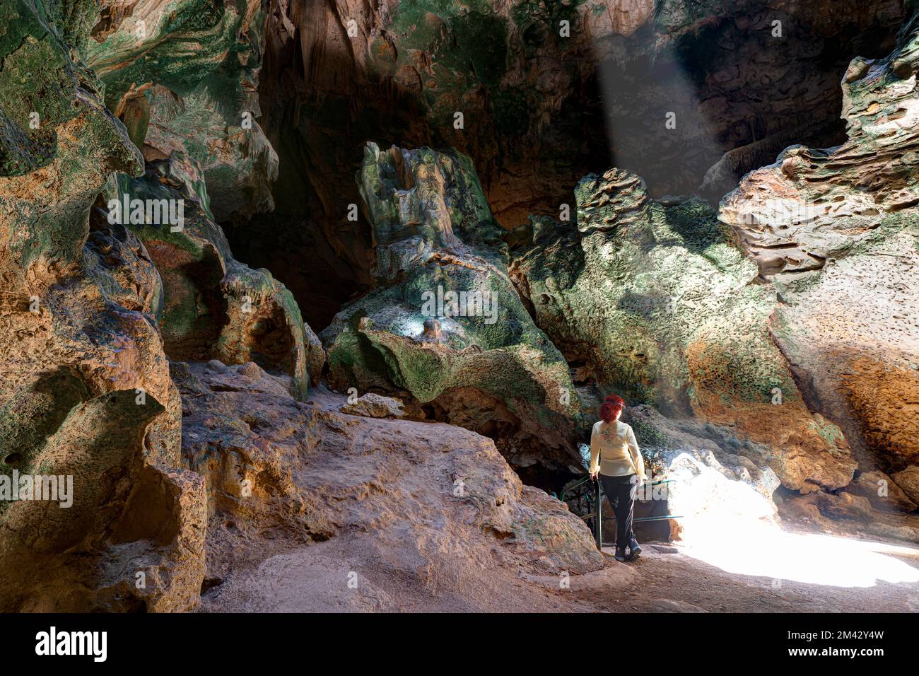 Femme dans les grottes de Hato, Curaçao, Antilles néerlandaises Banque D'Images