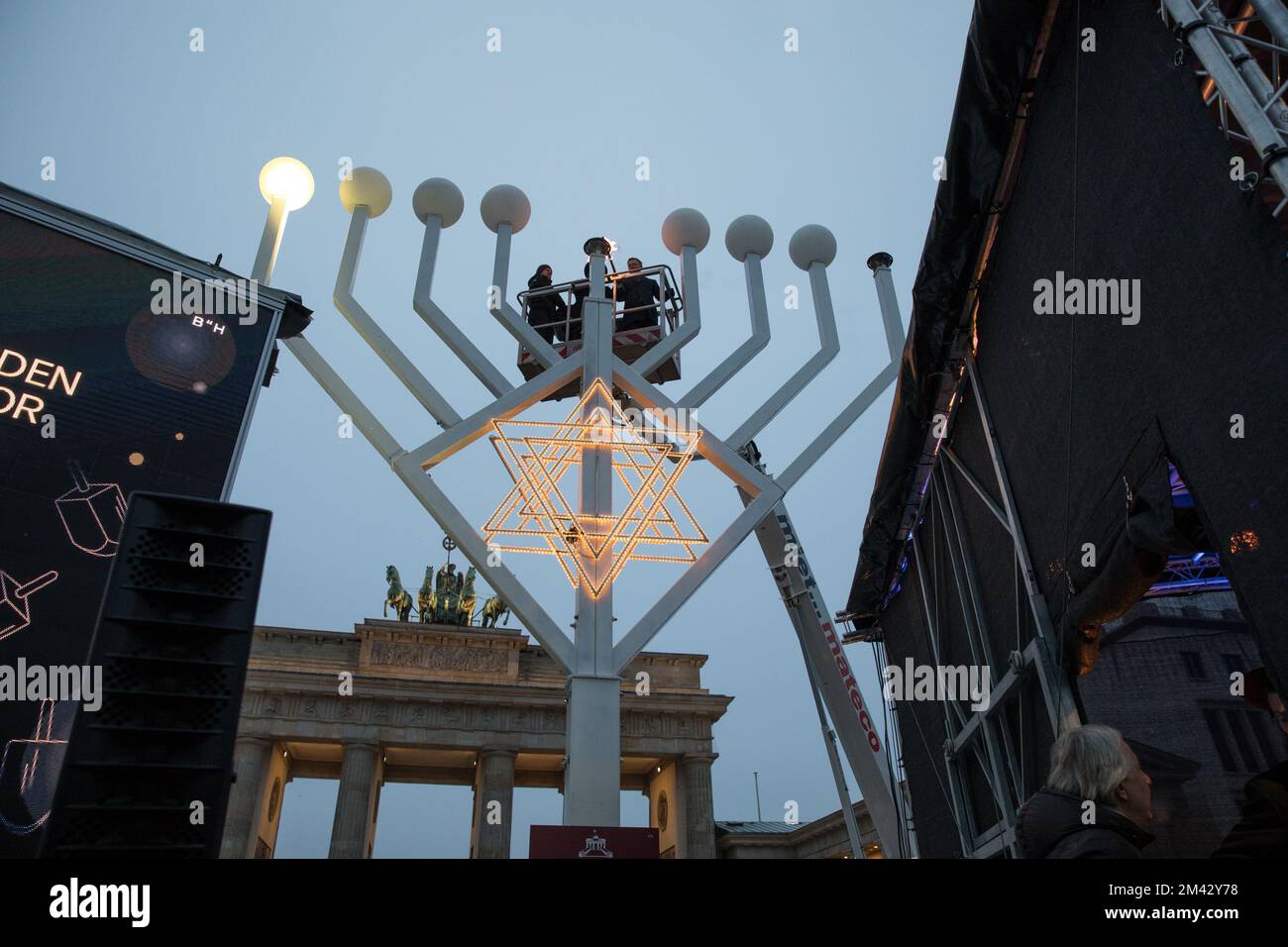 Berlin, Allemagne. 18th décembre 2022. Chanukka à Berlin: Première lumière allumée sur dix mètres Chanukka Menorah.le dimanche, 18 décembre 2022, la première lumière de Hanukka a été allumée sur une menorah de dix mètres Chanukka devant la porte de Brandebourg à Berlin. Cette année, Hanukkah a commencé sur 18 décembre. La menorah de Chanukka a été érigée et consacrée vendredi et devait être un symbole d'espoir et de paix face au conflit en cours en Ukraine et à ses effets, selon le chef de Berlin, Rabbi Yehuda Teichtal. Plus de 40 menorahs à Berlin la cérémonie d'éclairage a été suivie par le maire de Berlin, Banque D'Images