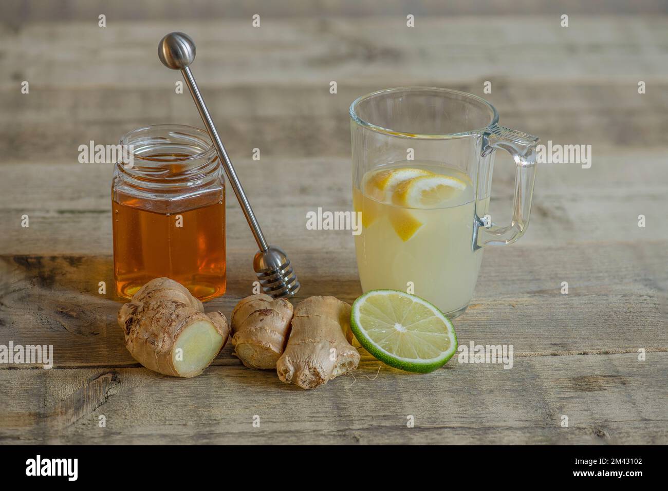 Boisson au miel et aux agrumes avec eau pour la boisson de sothing. Banque D'Images