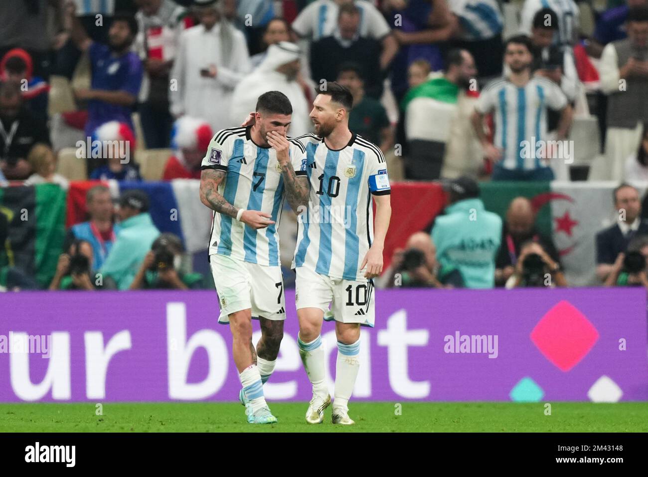 LUSAIL, QATAR - DÉCEMBRE 18: Le joueur de l'Argentine se bat pour le ballon avec le joueur de la France pendant la coupe du monde de la FIFA Qatar 2022 finale match entre l'Argentine et la France au stade Lusail sur 18 décembre 2022 à Lusail, Qatar. (Photo de Florencia Tan Jun/PxImages) Banque D'Images