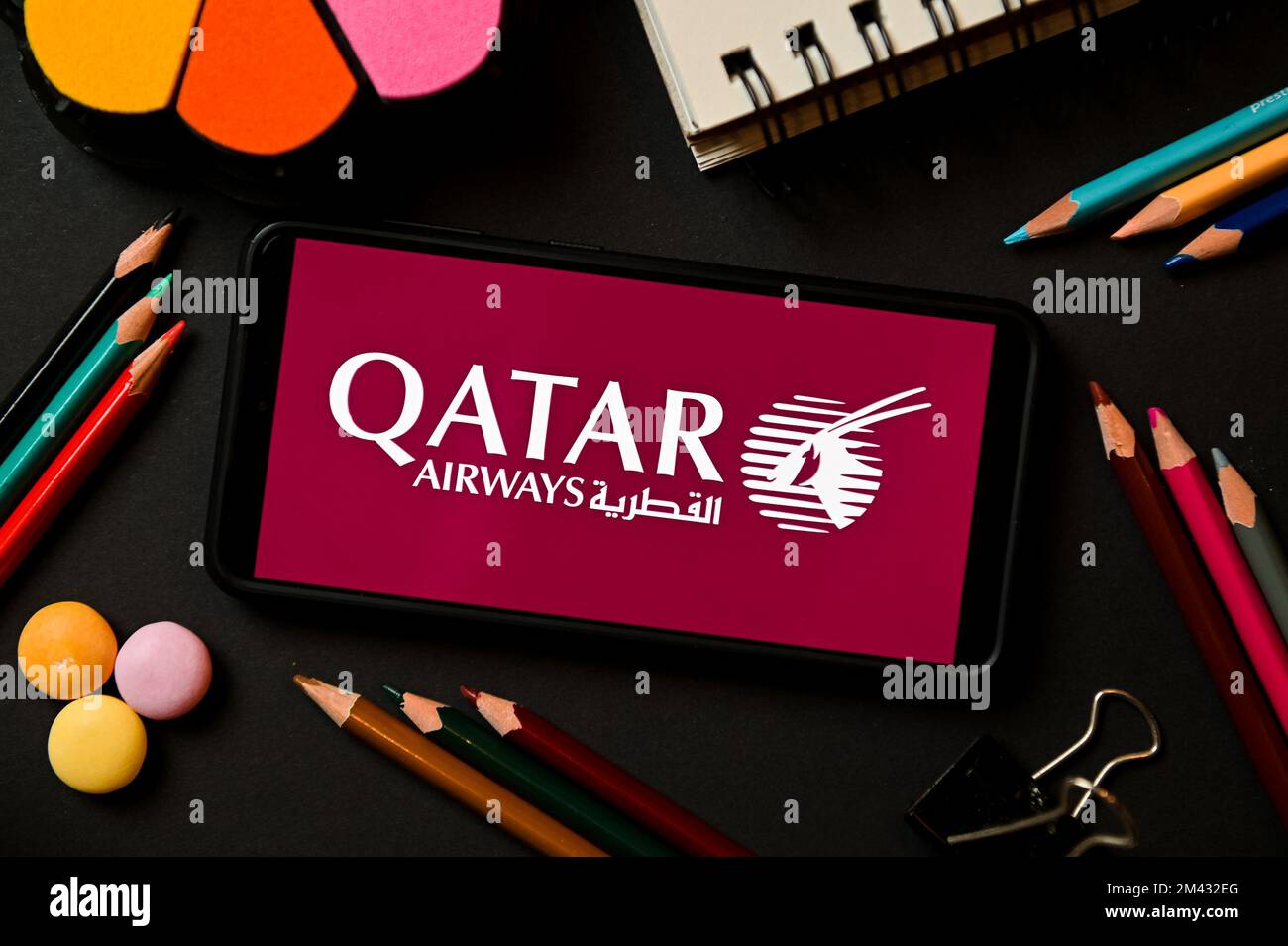 Sur cette photo, un logo Qatar Airways apparaît sur un smartphone. Banque D'Images